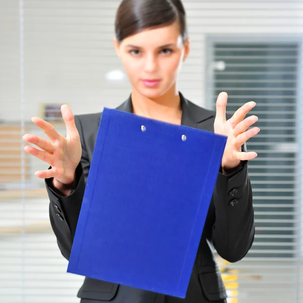 Ritratto di una giovane donna d'affari in un ufficio con documenti — Foto Stock