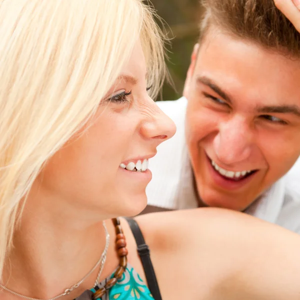 Romantische jonge paar vergadering samen in bos en glimlachen — Stockfoto