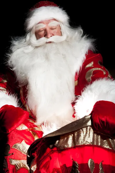 Santa zit op de kerst-kamer en op zoek naar de zak — Stockfoto