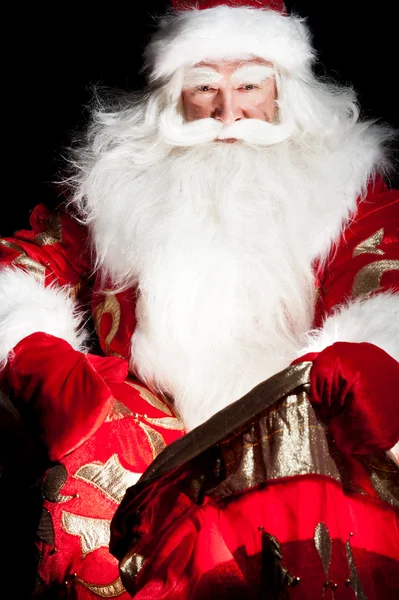 Babbo Natale seduto nella stanza di Natale e guardando nel sacco — Foto Stock