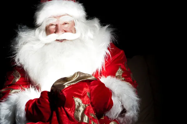 Santa sentado en la habitación de Navidad y mirando en el saco —  Fotos de Stock