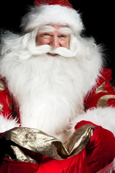 Santa sedí u vánoční pokoj a při pohledu do pytle — Stock fotografie