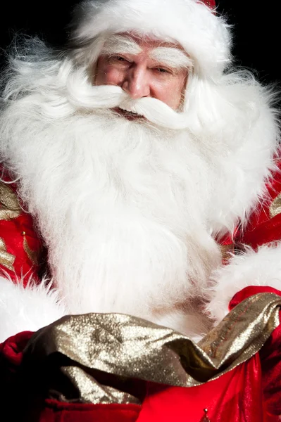 Santa ül a karácsonyi szoba, és vizsgálja a zsák — Stock Fotó