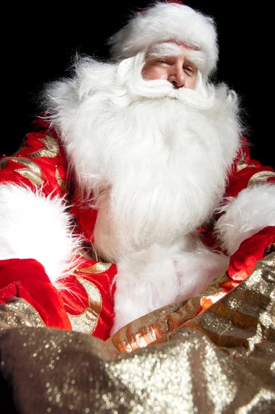 Santa συνεδρίαση στην αίθουσα Χριστούγεννα και εξετάζει το σάκο — Φωτογραφία Αρχείου
