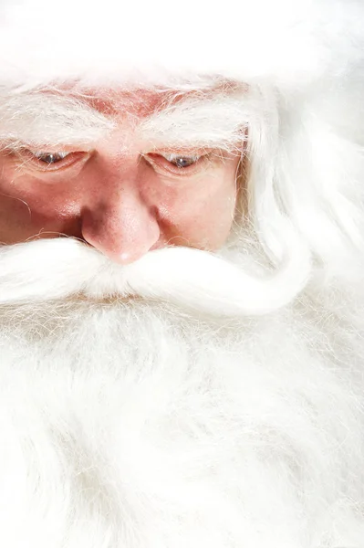 Beyaz bir arka plan üzerinde gülümseyen izole Noel Baba portresi — Stok fotoğraf
