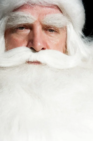 Retrato de Santa Claus sonriendo aislado sobre un fondo negro — Foto de Stock