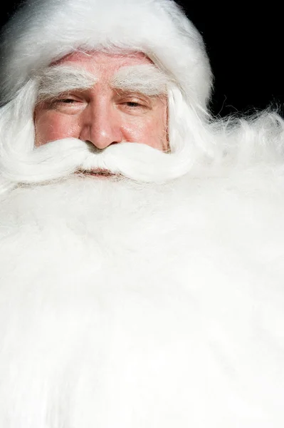 Papai Noel retrato sorrindo isolado sobre um fundo preto — Fotografia de Stock