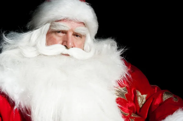 Noel Baba portre siyah bir arka plan üzerinde gülümseyen izole — Stok fotoğraf