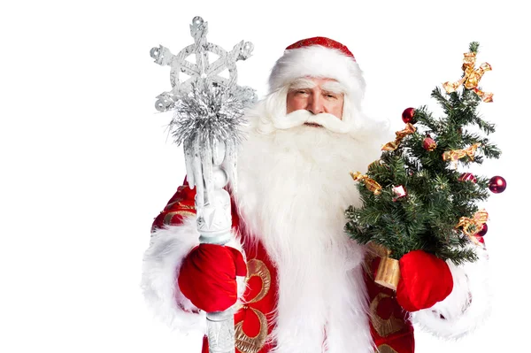 Θέμα Χριστούγεννα: Άγιος Βασίλης, κρατώντας το χριστουγεννιάτικο δέντρο και την τσάντα του — Φωτογραφία Αρχείου