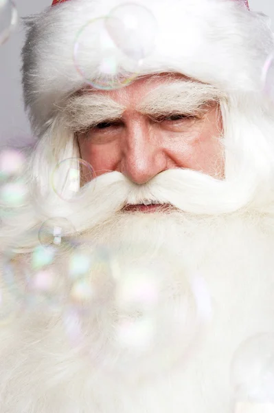 Portrait du Père Noël sourire isolé sur un fond blanc un — Photo