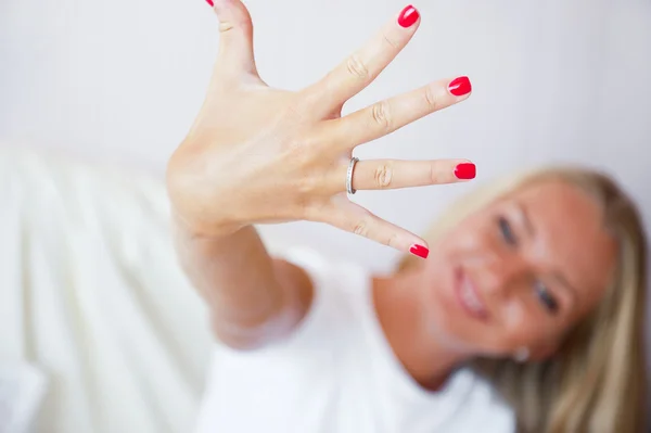 Счастливая молодая женщина показывает свое предложение кольцо от своего парня . — стоковое фото