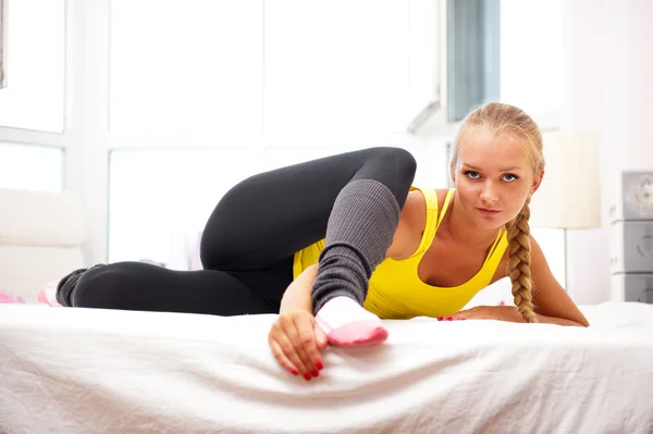 Портрет красивой молодой женщины, делающей упражнения у себя дома — стоковое фото