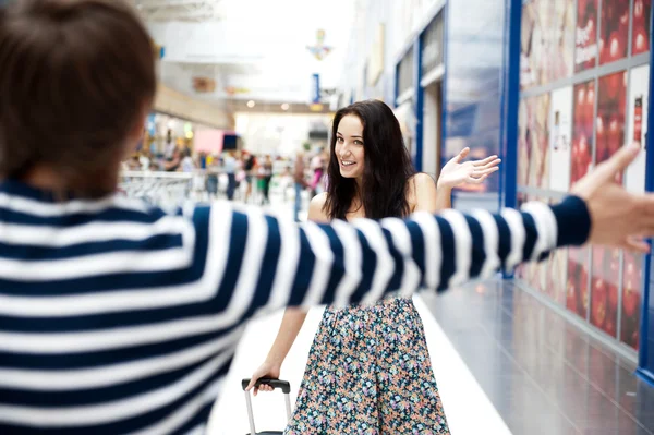 Joven encontrándose con su novia con los brazos abiertos en el aeropuerto arr —  Fotos de Stock