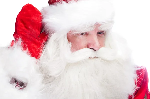 Традиционный Санта-Клаус ищет детей и держит их в руках — стоковое фото