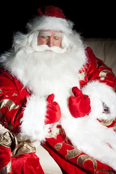 Santa siedzi z krytym worek w ciemną noc pokój — Zdjęcie stockowe