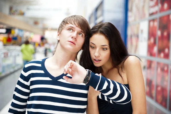 Portrait of young couple standing together at airport hall and l — Stock Photo, Image