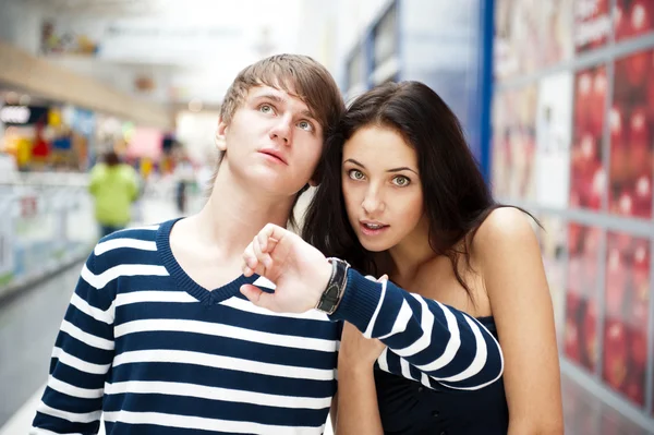 Porträt eines jungen Paares, das zusammen in der Flughafenhalle steht und l — Stockfoto