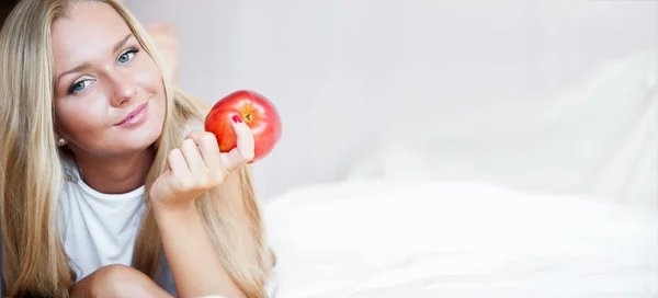 Closeup portret van jonge mooie vrouw liggen in haar bed op morni — Stockfoto