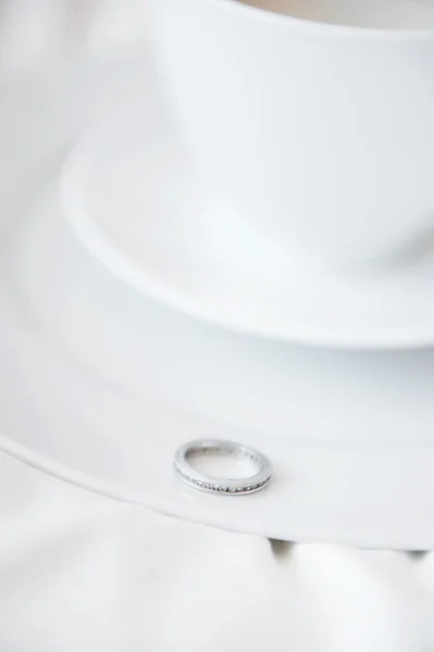 Closeup foto do anel de proposta na placa branca de xícara de café e — Fotografia de Stock