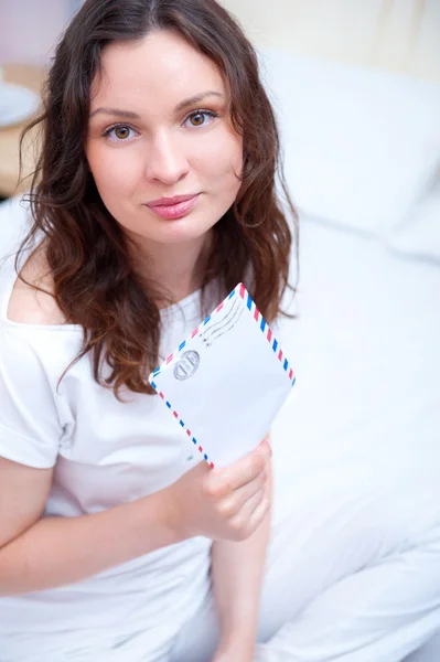 Happy woman reading a letter in her bedroom. She recieved a lett — Stock Photo, Image