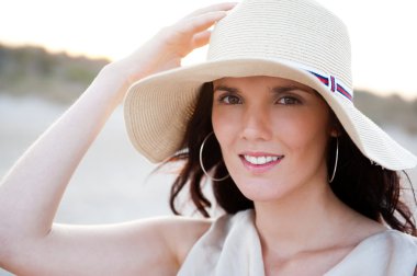 Yaz şapka giyen güzel bir kadın portresi. sıcak tatil
