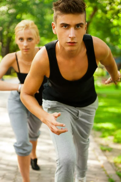 Close up retrato de jovem casal jogging no parque — Fotografia de Stock