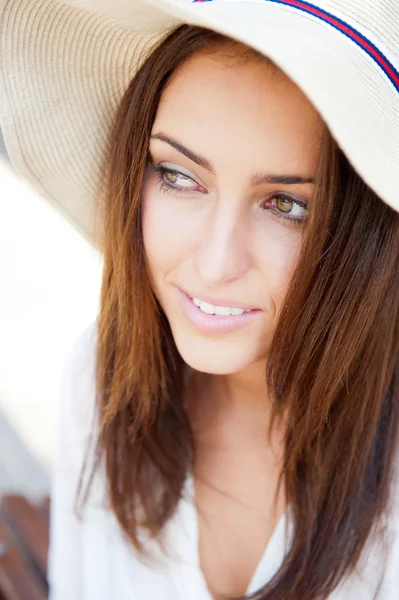Gyönyörű fiatal elegáns nő visel kalapot szabadtéri parkban ő — Stock Fotó