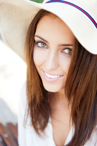 Mooie jonge elegante vrouw dragen van hoed buiten in het park, die ze is — Stockfoto