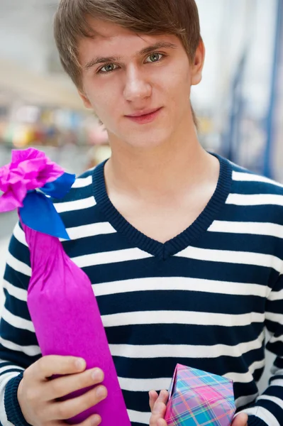 Alışveriş Merkezi rahat duran genç adamın portresi ve — Stok fotoğraf