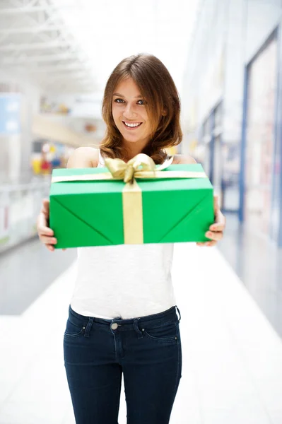 Retrato de la joven mujer bonita emocionada de pie dentro de las compras — Foto de Stock