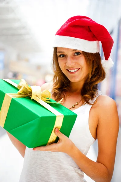 Portrait of young excited pretty woman standing inside shopping — Stock Photo, Image