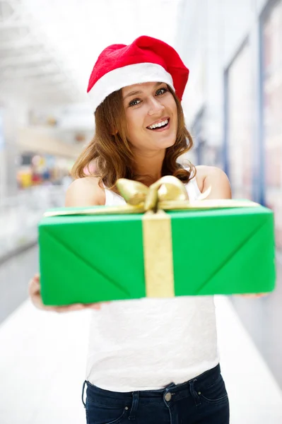 Porträtt av unga glada vackra kvinna som bär jultomten hjälpte — Stockfoto