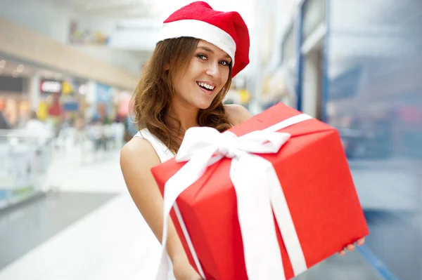 Gelukkig meisje in kerst hoed. permanent binnenshuis en bedrijf — Stockfoto