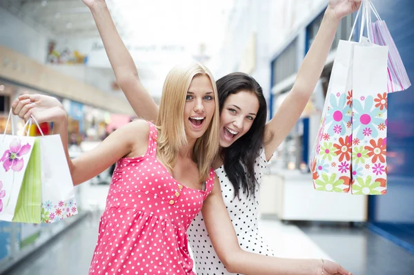 Zbliżenie dwóch atrakcyjnych szczęśliwy dziewcząt na zakupy — Zdjęcie stockowe