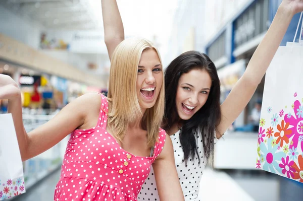 Primer plano de dos chicas felices atractivas fuera de compras — Foto de Stock