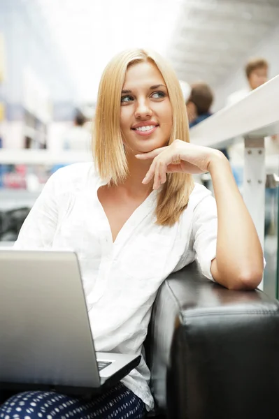 Retrato de la mujer rubia feliz usando el ordenador portátil en el centro comercial café —  Fotos de Stock