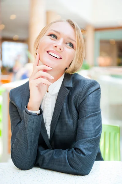 Портрет красивой деловой женщины, сидящей за столом — стоковое фото
