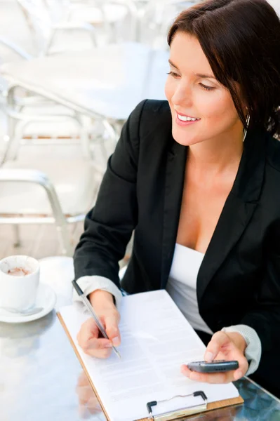 Mujer de negocios que trabaja con documentos durante el almuerzo o brea —  Fotos de Stock