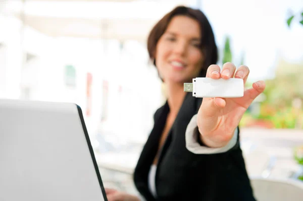 Young business woman using wireless internet connection with 3g — Stock Photo, Image