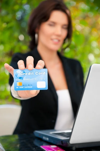 Mujer de negocios haciendo pagos en línea usando el ordenador portátil y el crédito ca — Foto de Stock