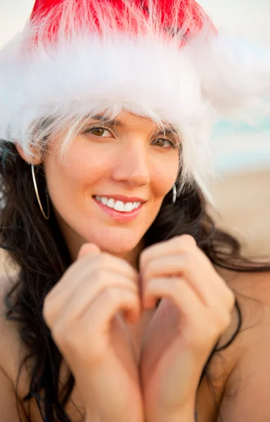 Mujer hermosa joven con sombrero de Navidad que muestra la forma del corazón —  Fotos de Stock