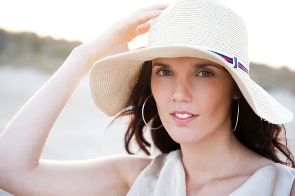 Retrato de verano de una hermosa mujer con sombrero. Vacaciones en caliente —  Fotos de Stock