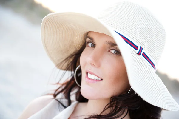 夏天的漂亮的女人戴着帽子的画像。在温暖的假期 — 图库照片