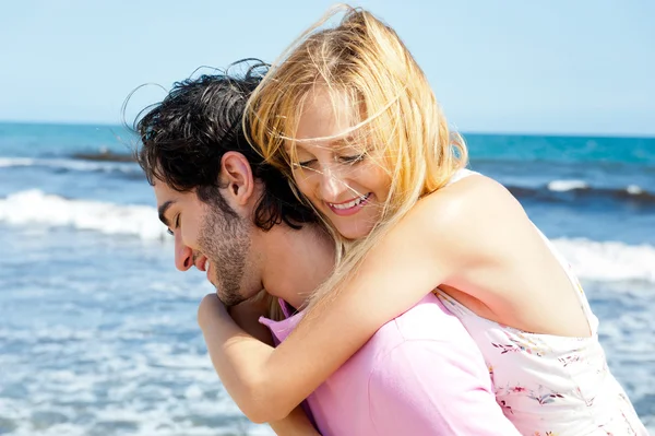 Pareja enamorada - Hombre hispano teniendo su mujer caucásica piggyba —  Fotos de Stock