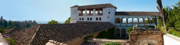 A granadai Alhambra. Convento de san francisco mögött egy tó안뜰과 수영장 generalife, 알 함 브라, 그라나다, 스페인 — 스톡 사진