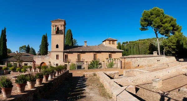 A granadai Alhambra. Convento de san francisco mögött egy tó안뜰과 수영장 generalife, 알 함 브라, 그라나다, 스페인 — Stock Fotó
