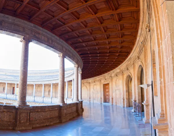 Галерея дворца Карла V на втором этаже. Альгамбра, Гранада, Спа — стоковое фото
