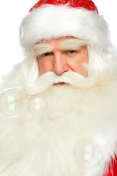 Портрет Санта-Клауса, улыбающийся на белом фоне — стоковое фото