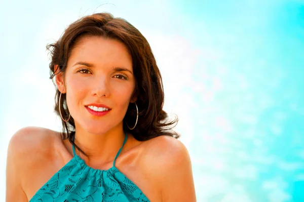 Mooie jonge vrouw met hete look en sexy glimlach zittend op strand — Stockfoto