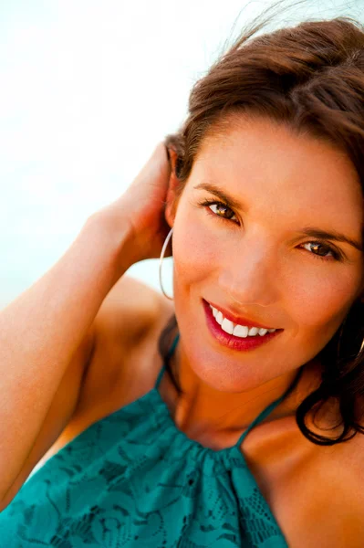 Mujer bastante joven con mirada caliente y sonrisa sexy sentado en la playa —  Fotos de Stock